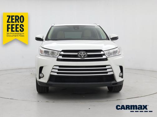 White 2017 Toyota Highlander XLE