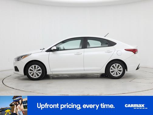 White 2022 Hyundai Accent SE