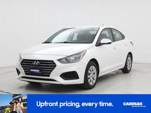 White 2022 Hyundai Accent SE