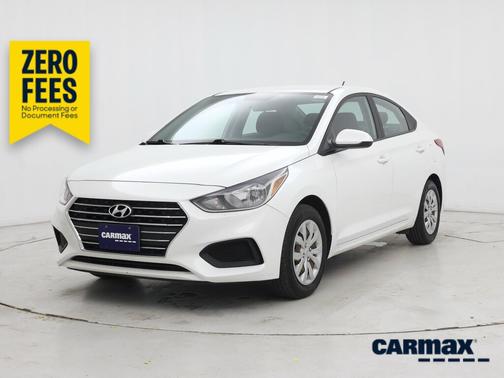 White 2022 Hyundai Accent SE