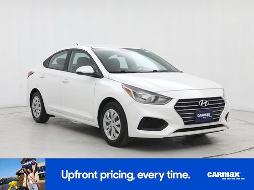 White 2022 Hyundai Accent SE