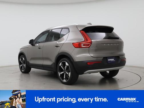 2022 Volvo XC40 T5 Momentum