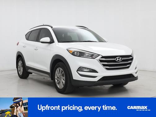 White 2017 Hyundai TUCSON SE