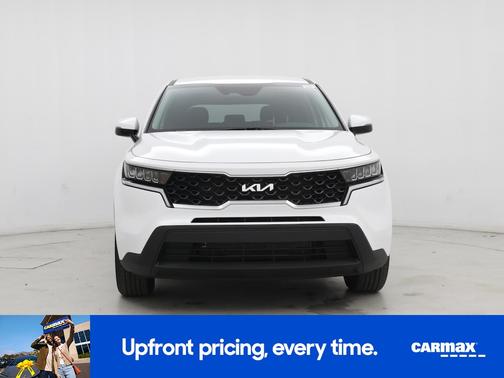 White 2023 Kia Sorento LX