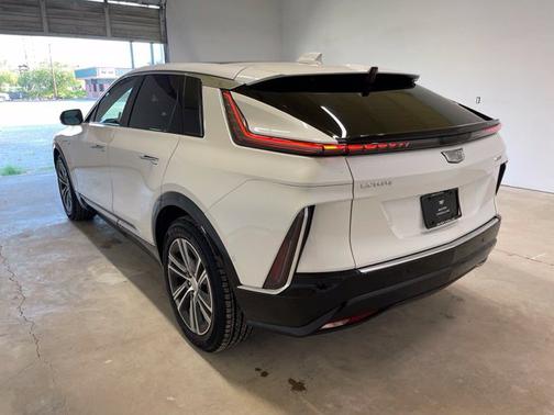 Crystal White Tricoat 2025 Cadillac LYRIQ Luxury