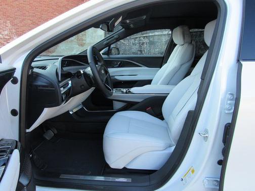 Crystal White Tricoat 2025 Cadillac LYRIQ Luxury