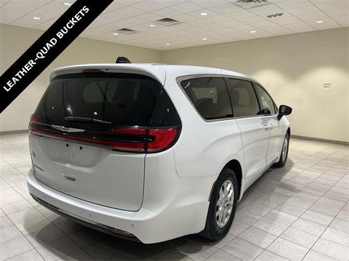 2023 Chrysler Pacifica Touring-L