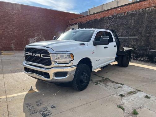 Bright White Clearcoat 2024 RAM 3500 SLT