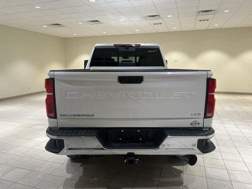 Iridescent Pearl Tricoat 2024 Chevrolet Silverado 2500 LTZ
