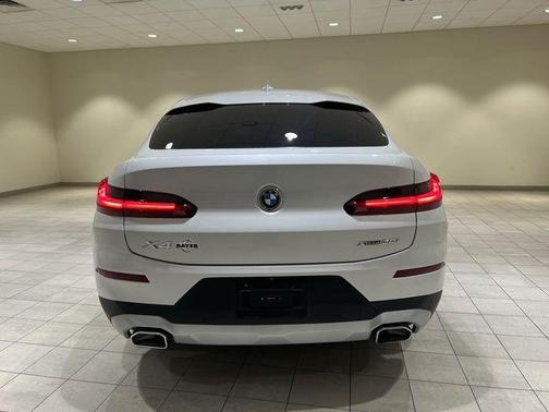 Mineral White Metallic 2024 BMW X4 xDrive30i