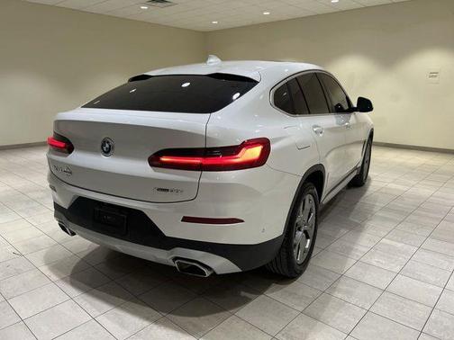 Mineral White Metallic 2024 BMW X4 xDrive30i