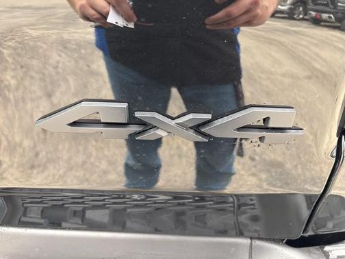 Diamond Black Crystal Pearlcoat 2026 RAM 1500 Tradesman