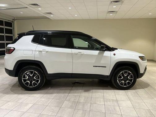 Bright White Clearcoat 2025 Jeep Compass Trailhawk