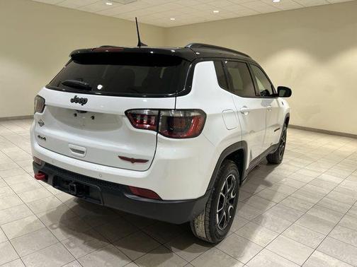 Bright White Clearcoat 2025 Jeep Compass Trailhawk