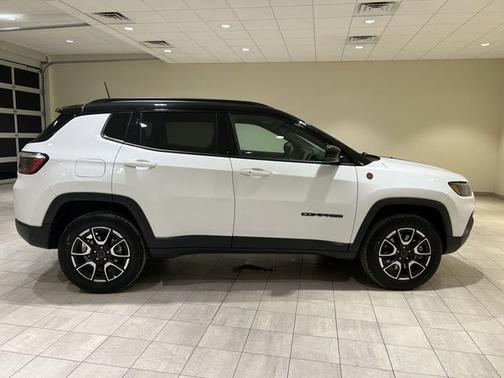 Bright White Clearcoat 2025 Jeep Compass Trailhawk