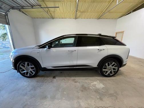 Vibrant White Tricoat 2027 Cadillac OPTIQ Luxury