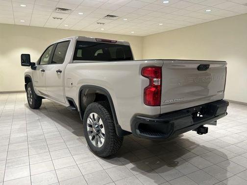 White Sand 2026 Chevrolet Silverado 2500 Custom