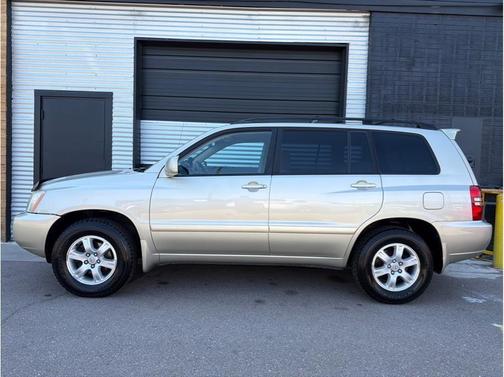 Vintage Gold Metallic 2002 Toyota Highlander Base