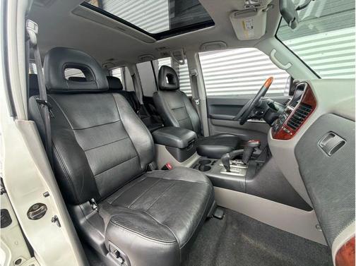 White 2004 Mitsubishi Montero XLS