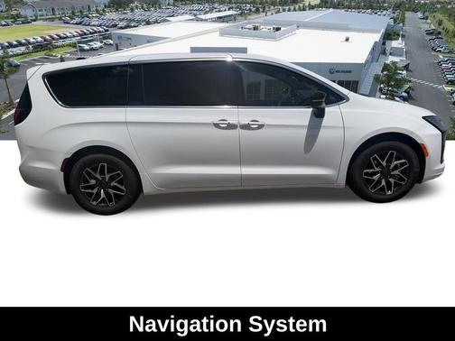 Bright White Clearcoat 2027 Chrysler Pacifica Limited