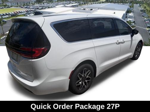 Bright White Clearcoat 2027 Chrysler Pacifica Limited