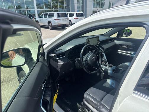 Blizzard Pearl 2022 Toyota Venza XLE