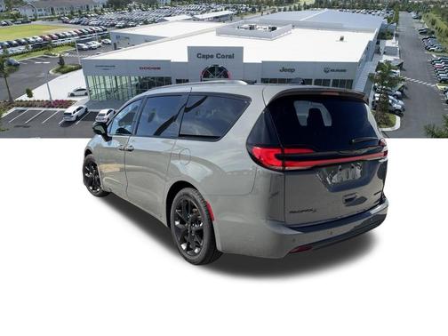 Ceramic Gray Clearcoat 2025 Chrysler Pacifica Limited