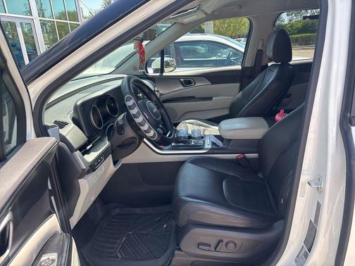 Snow White Pearl 2022 Kia Carnival LXS