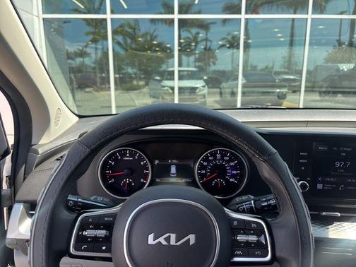 Snow White Pearl 2022 Kia Carnival LXS