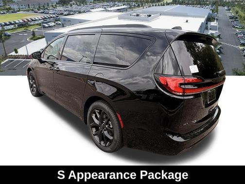Diamond Black Crystal Pearlcoat 2027 Chrysler Pacifica Limited