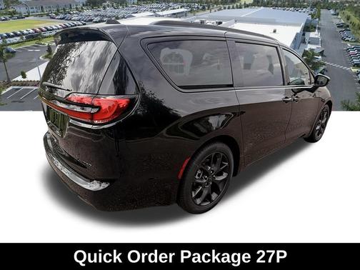 Diamond Black Crystal Pearlcoat 2027 Chrysler Pacifica Limited