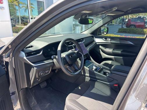 Baltic Gray Metallic Clearcoat 2024 Jeep Grand Cherokee L Laredo