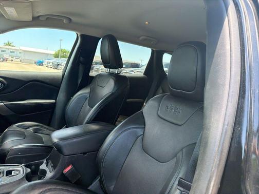 Diamond Black Crystal Pearlcoat 2022 Jeep Cherokee Latitude Lux
