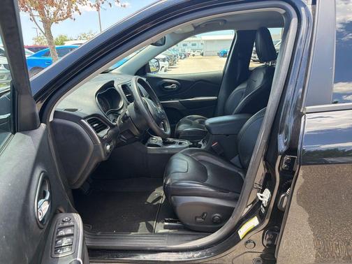 Diamond Black Crystal Pearlcoat 2022 Jeep Cherokee Latitude Lux