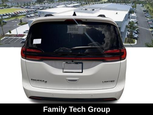 Bright White Clearcoat 2027 Chrysler Pacifica Limited