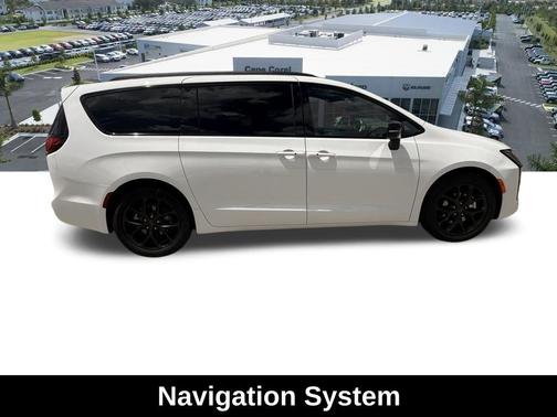 Bright White Clearcoat 2027 Chrysler Pacifica Limited
