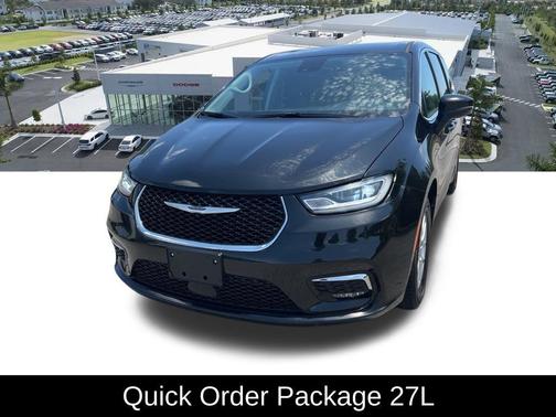 Brilliant Black Crystal Pearlcoat 2023 Chrysler Pacifica Touring L