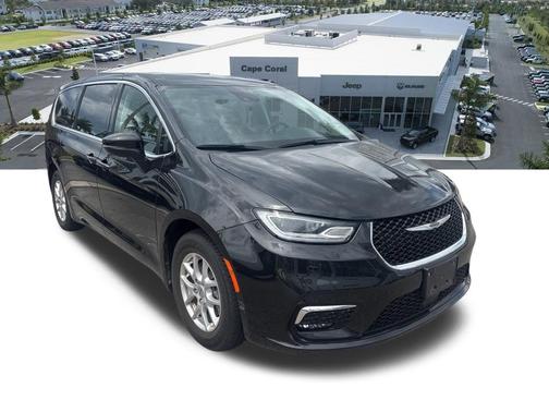 Brilliant Black Crystal Pearlcoat 2023 Chrysler Pacifica Touring L
