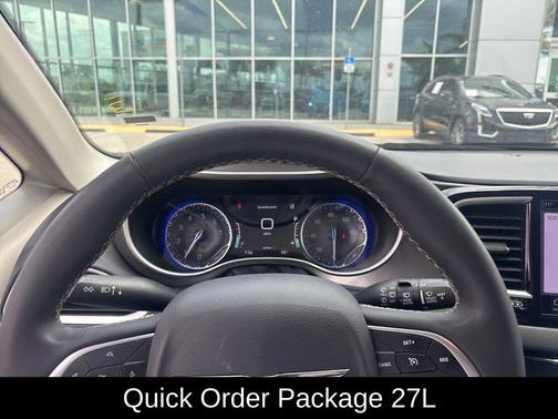 Brilliant Black Crystal Pearlcoat 2023 Chrysler Pacifica Touring L