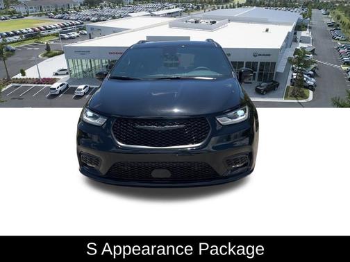 Diamond Black Crystal Pearlcoat 2024 Chrysler Pacifica Touring L