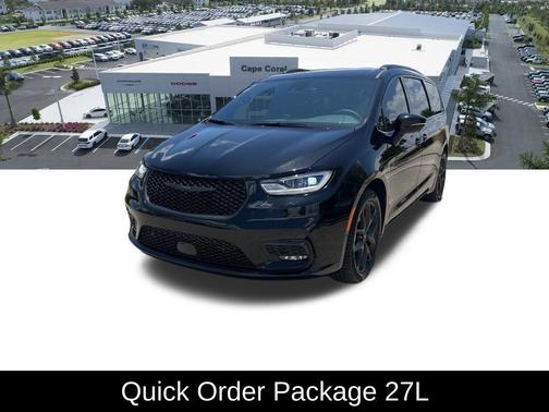 Diamond Black Crystal Pearlcoat 2024 Chrysler Pacifica Touring L