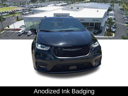 Diamond Black Crystal Pearlcoat 2024 Chrysler Pacifica Touring L
