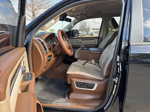 Diamond Black Crystal Pearlcoat 2021 RAM 1500 Laramie