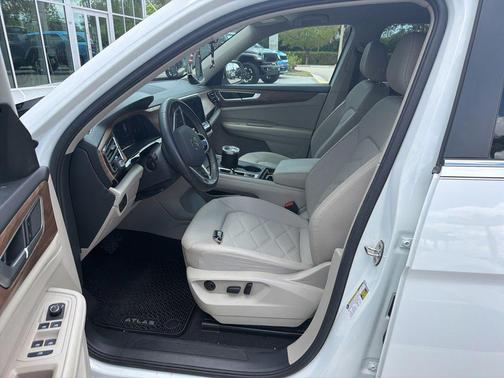Pure White 2024 Volkswagen Atlas 2.0T SE