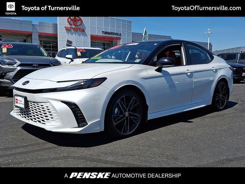 Wind Chill Pearl/Midnight Black Metallic 2025 Toyota Camry XSE
