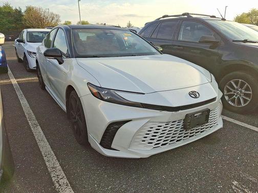 Wind Chill Pearl/Midnight Black Metallic 2025 Toyota Camry XSE