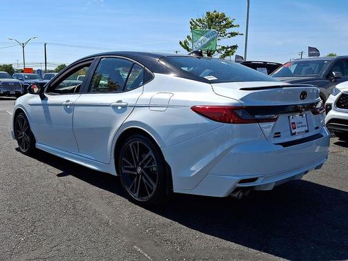 Wind Chill Pearl/Midnight Black Metallic 2025 Toyota Camry XSE