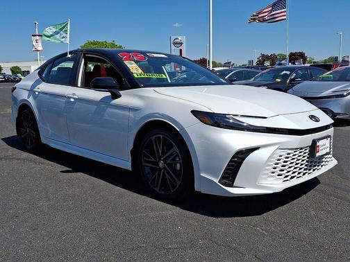 Wind Chill Pearl/Midnight Black Metallic 2025 Toyota Camry XSE