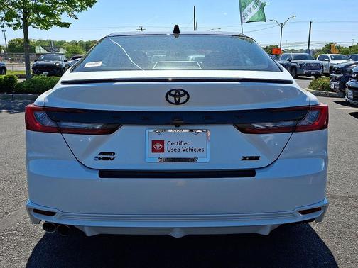 Wind Chill Pearl/Midnight Black Metallic 2025 Toyota Camry XSE