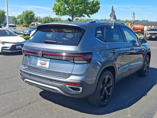 Platinum Gray Metallic 2025 Volkswagen Taos 1.5T SEL